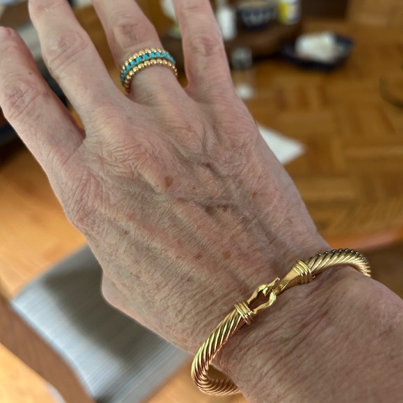 Elegant David Yurman 18k solid yellow gold bangle with horseshoe closure. - Picture 1 of 2